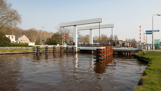 Foto van dichte brug over sloot