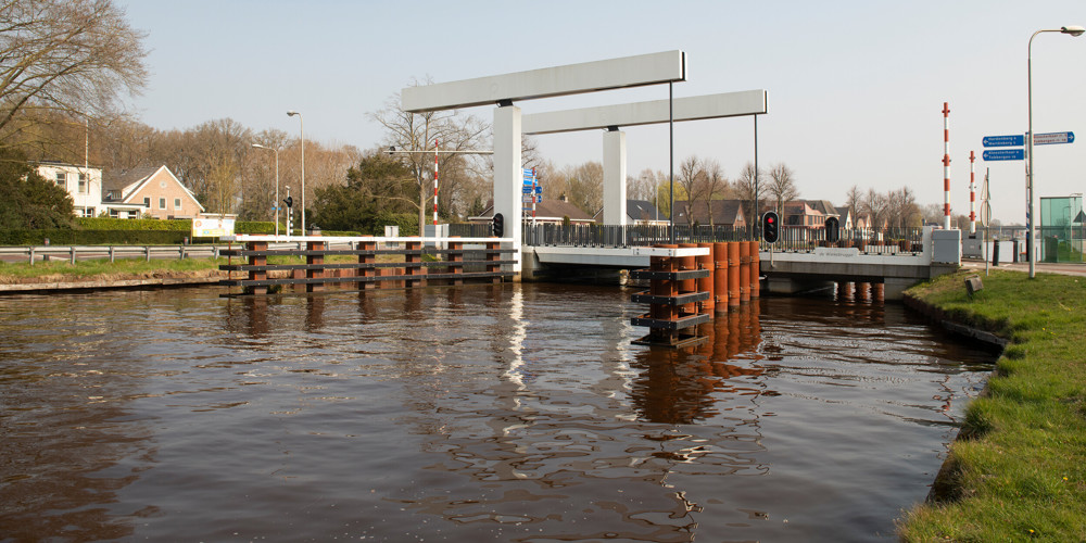 Foto van dichte brug over sloot