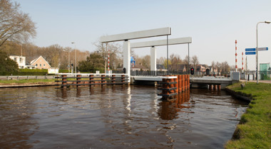 Foto van dichte brug over sloot