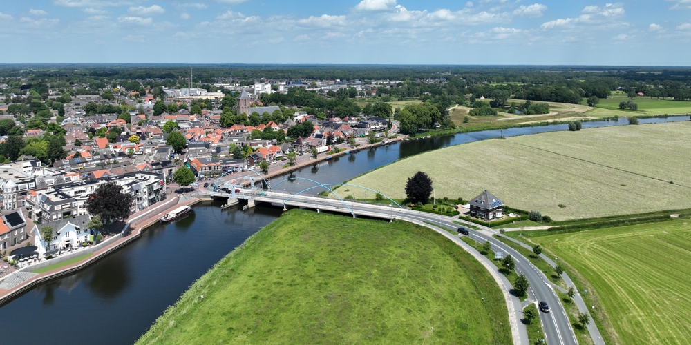 vogelperspectief beeld van brug over rivier tussen landschap en stad