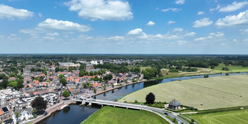 vogelperspectief beeld van brug over rivier tussen landschap en stad