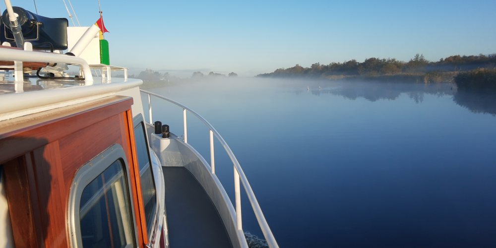 foto van boot op water met mist