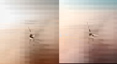 Foto van windmolen in de mist