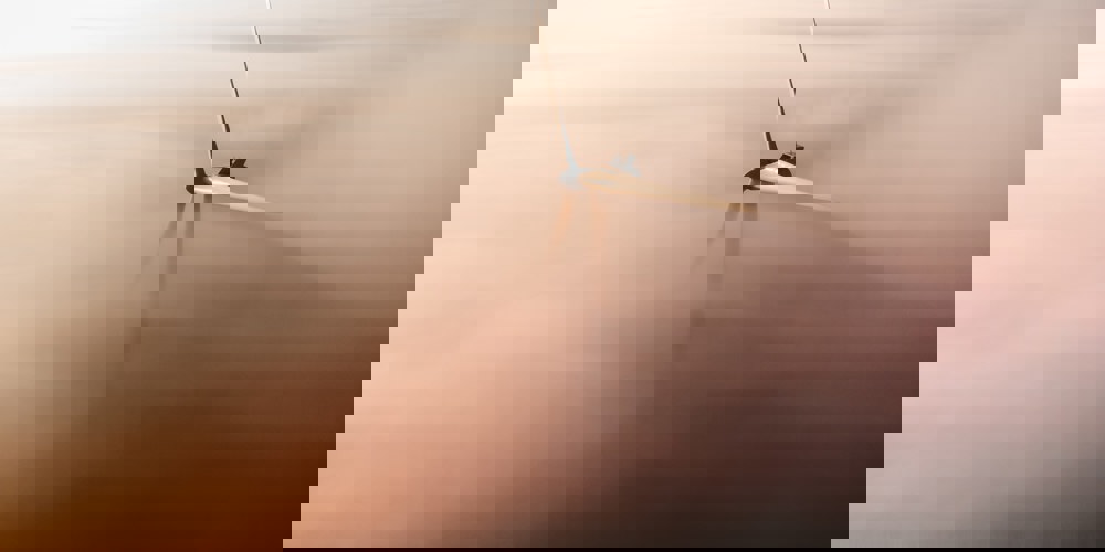 Foto van windmolen in de mist