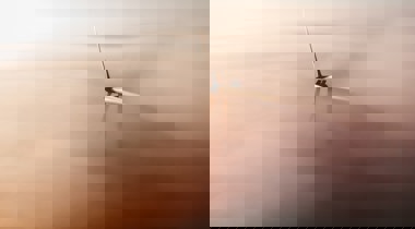 Foto van windmolen in de mist