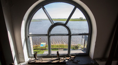 Raam die uitkijkt op een rivier