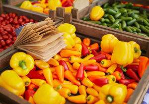 Veel verschillende groenten in een bak op een marktkraam