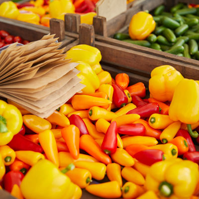 Veel verschillende groenten in een bak op een marktkraam
