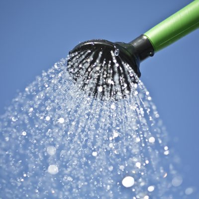 Kop van een gieter die water sproeit