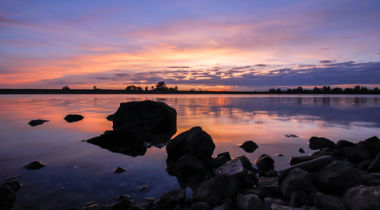 foto van water met oever van rotsen