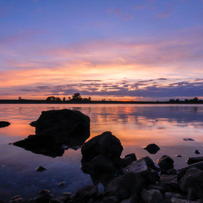 foto van water met oever van rotsen