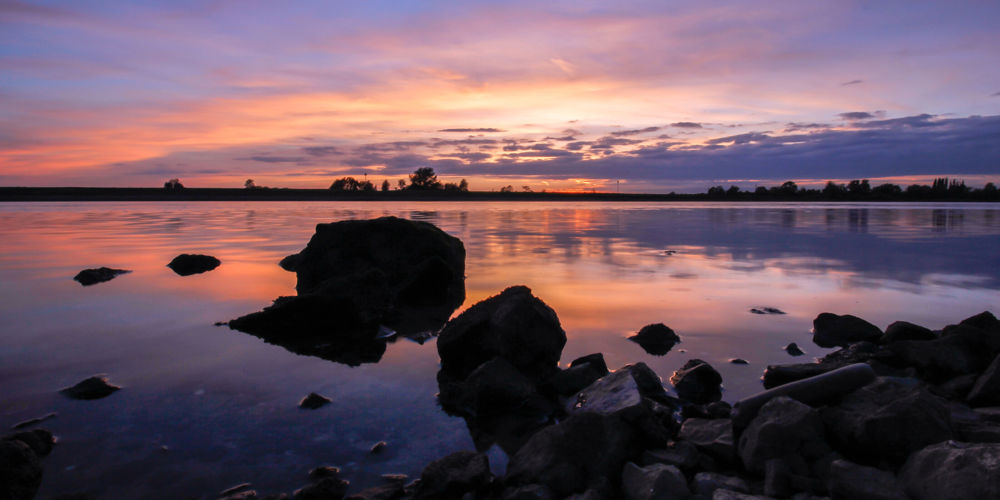 foto van water met oever van rotsen