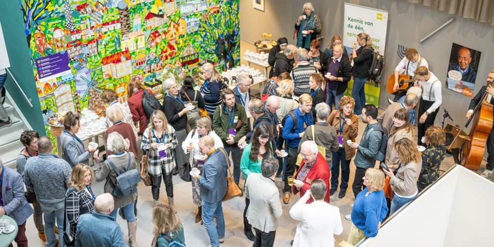 Zaal vol met mensen