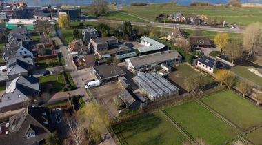 Drone foto van een dorp of straat tussen stukken land