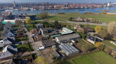 Drone foto van een dorp of straat tussen stukken land