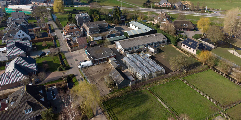 Drone foto van een dorp of straat tussen stukken land
