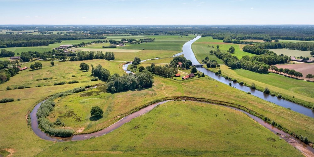 vogelperspectief foto landschappen met sloten en bomen