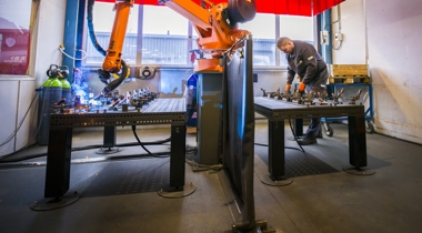 Eddy van Hijum op bezoek bij Disselhorst Raalte: persoon aan het werk in werkplaats