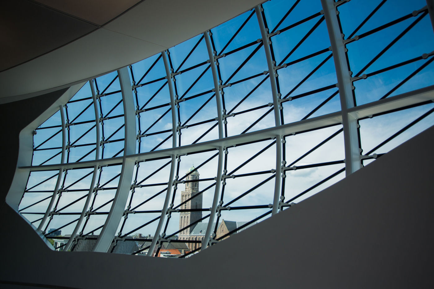 Raam van museum de fundatie die uitkijkt op d Peperbus in Zwolle