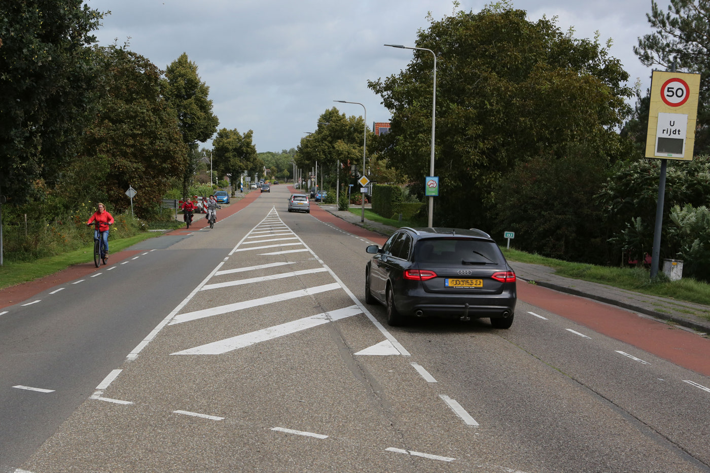 Auto's en fietsers rijden in Den Nul op de N337