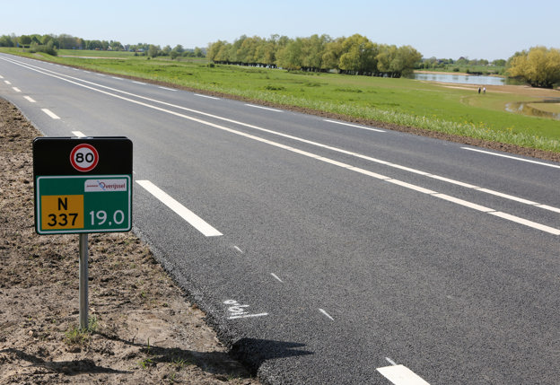 Hectometerpaaltje met N337 19,0 logo provincie Overijssel, 80 km aan het nieuwe wegdek van de N337