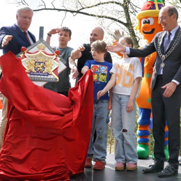 Predicaat Hofleverancier voor Attractiepark De Waarbeek in Hengelo met de burgemeester en de Commissaris van de Koning