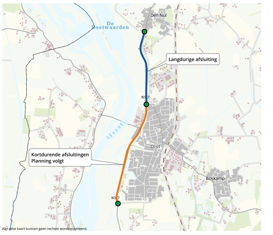Plattegrond van het traject op de N337 van Olst tot Den Nul. Het wegvak dat wordt afgesloten is opvallend ingetekend. Het deel van Den Nul tot Olst wordt langdurig afgesloten. Bij het deel dat langs Olst loopt, komen kortdurende afsluitingen, waarvoor nog een planning volgt. Rechts van Olst is op de kaart ook het plaatsje Boskamp te zien. Links de IJssel. Onderaan de kaart staat: "Aan deze kaart kunnen geen rechten worden ontleend."