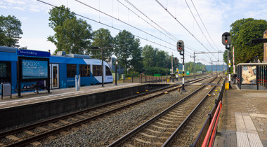 trein van Arriva op het station bij Marienberg