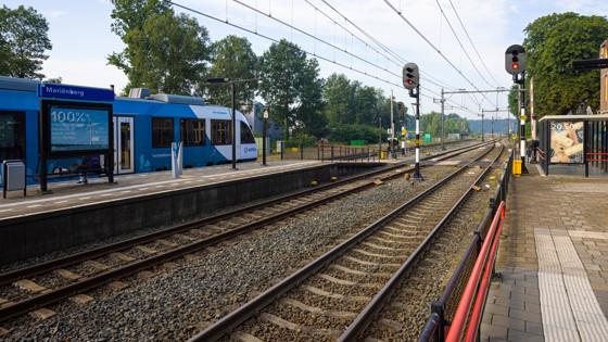 trein van Arriva op het station bij Marienberg