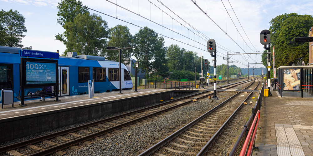 trein van Arriva op het station bij Marienberg