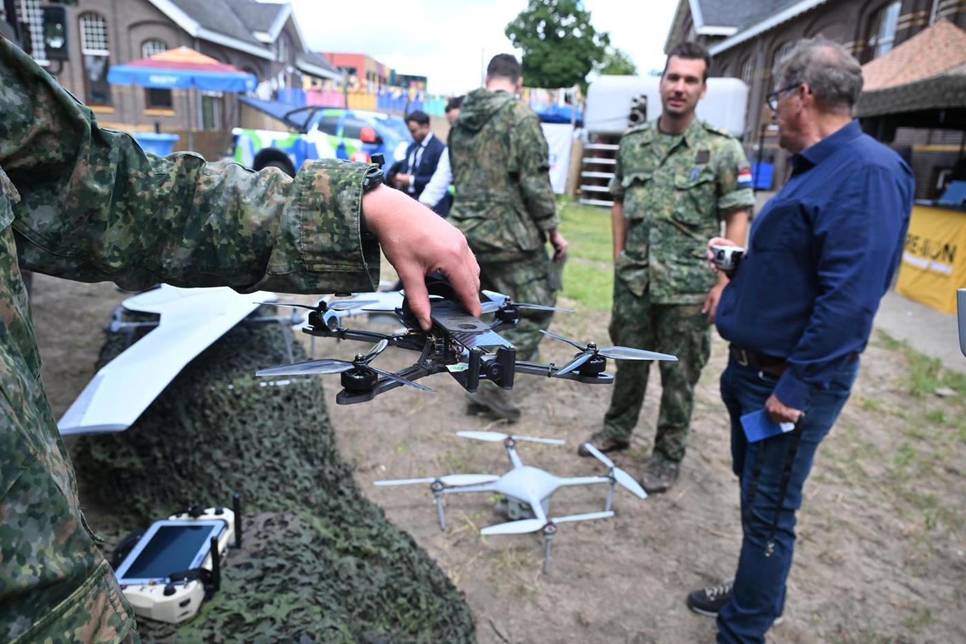  Een militair toont een drone.