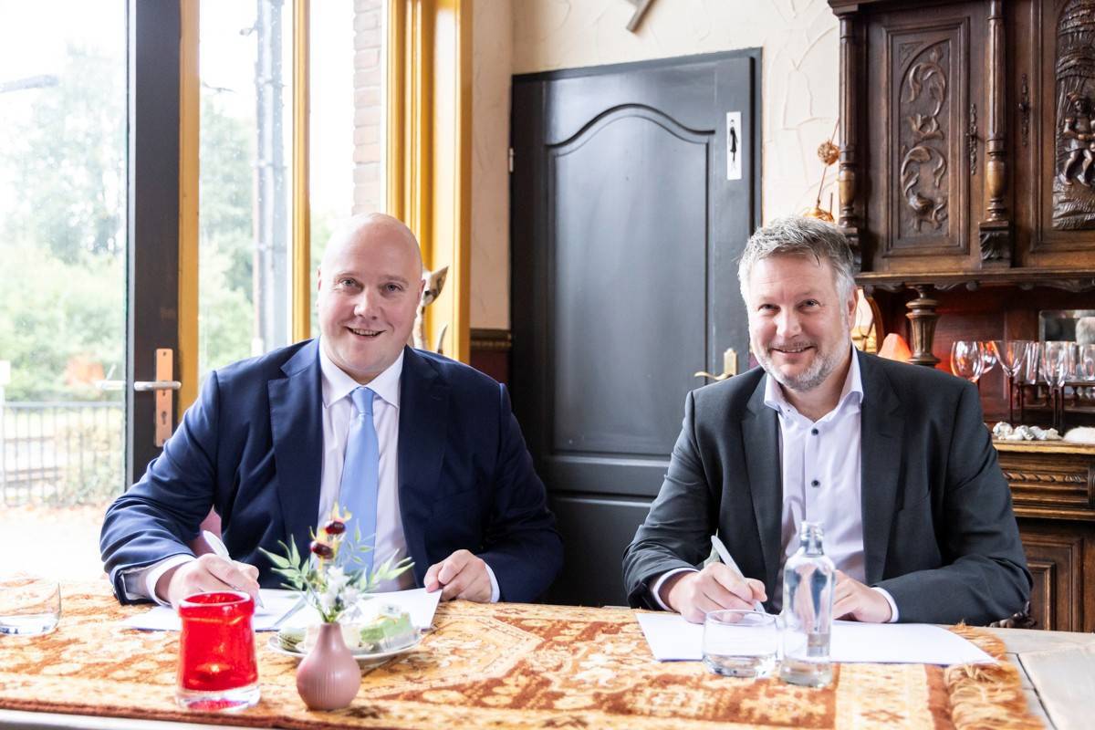 Staatssecretaris Thierry Aartsen  en gedeputeerde Martijn Dadema en ondertekenen bestuursovereenkomst.