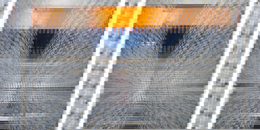 Close-up van weefmachine met garens