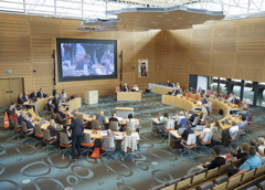 Fotos van mensen aan tafel statenzaal