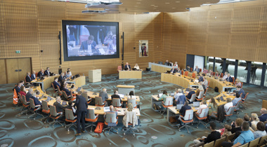 Fotos van mensen aan tafel statenzaal