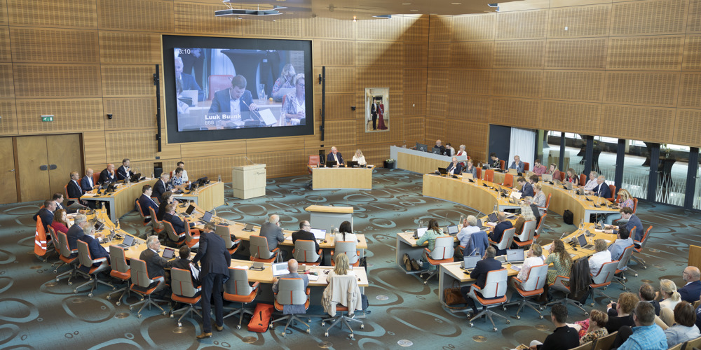 Fotos van mensen aan tafel statenzaal