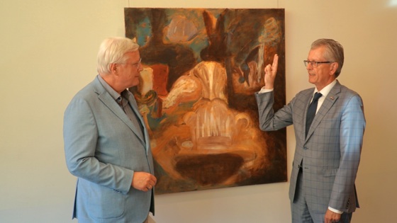 Beëdiging: Andries Heidema (links) benoemt Gerrit Jan Gorter (rechts) tot waarnemend burgemeester gemeente Twenterand