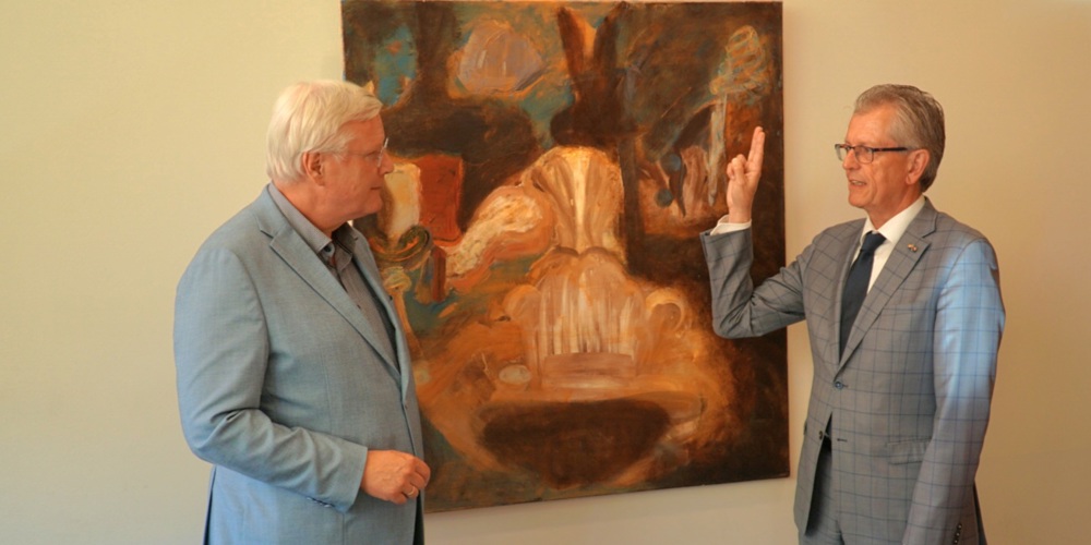 Beëdiging: Andries Heidema (links) benoemt Gerrit Jan Gorter (rechts) tot waarnemend burgemeester gemeente Twenterand