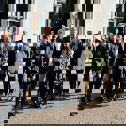De commissarissen van de koning van alle provincies op de foto genomen door de Minister President Schoof