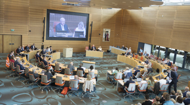 Fotos van mensen aan tafel statenzaal