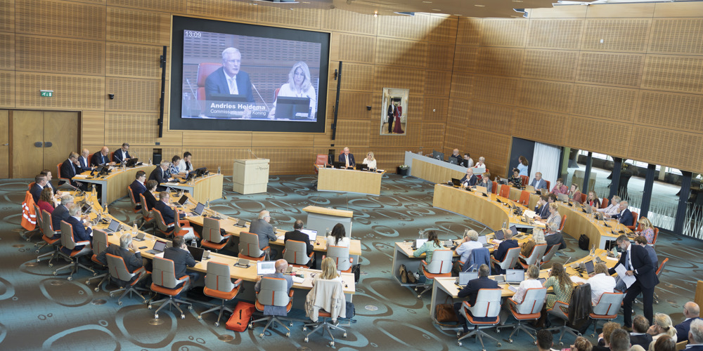 Fotos van mensen aan tafel statenzaal