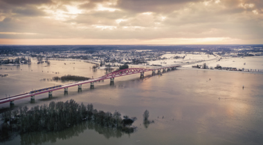 foto van rode brug over IJsselmeer