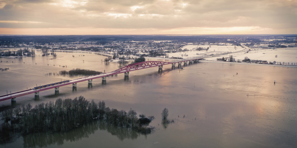 foto van rode brug over IJsselmeer