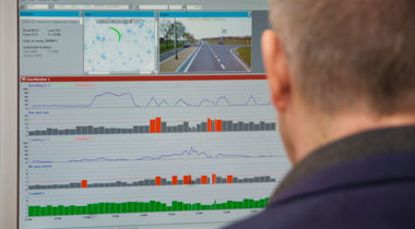 Iemand die kijkt naar grafieken op computer