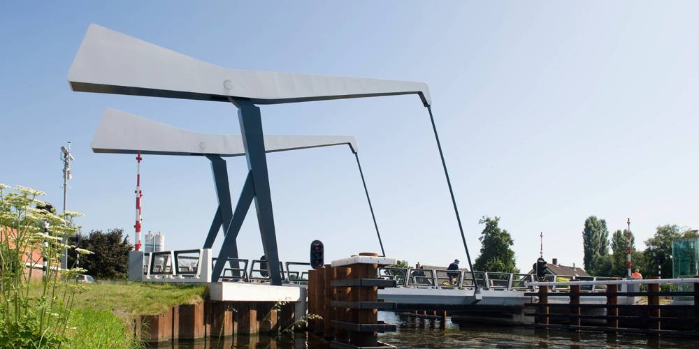 Brug Hoogenweg vanaf de oever gezien op een zonnige dag.