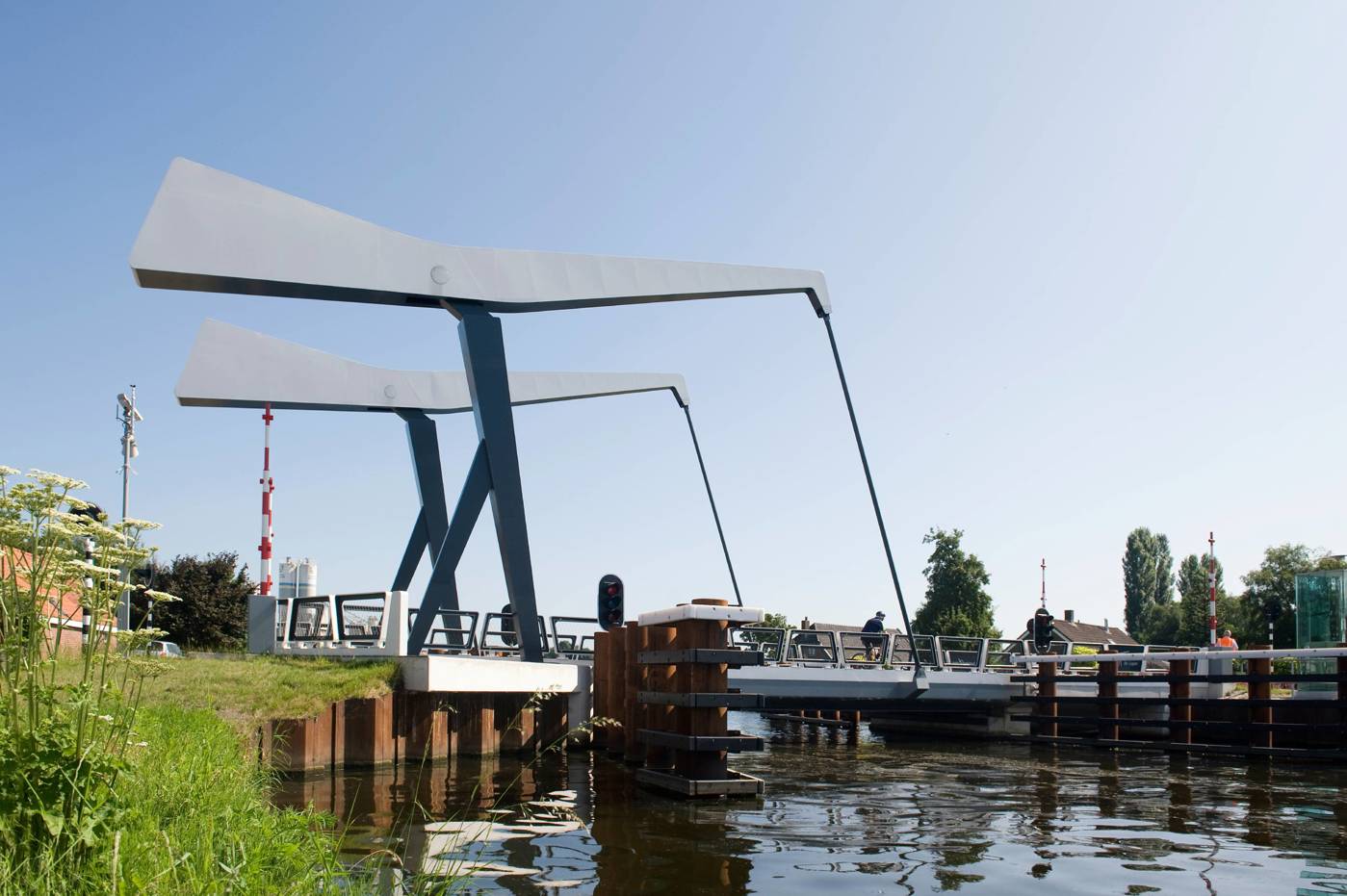 Brug Hoogenweg vanaf de oever gezien op een zonnige dag.