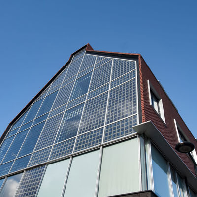 Voorkant gebouw met zonnepanelen