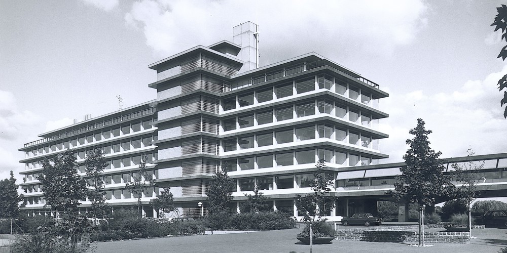 Provinciehuis Overijssel in Zwolle in 1976, bomen voor het provinciehuis en een oude auto