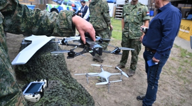 Militairen bezig met drones