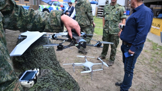 Militairen bezig met drones